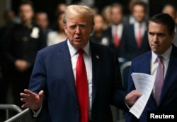 El expresidente estadounidense Donald Trump, con el abogado Todd Blanche (derecha), habla con la prensa a su llegada a su juicio por supuestamente encubrir pagos de silencio relacionados con relaciones extramatrimoniales, Nueva York, el 16 de mayo de 2024.
