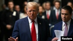 El expresidente Donald Trump, con el abogado Todd Blanche (derecha), habla con la prensa a su llegada a su juicio por supuestamente encubrir pagos de silencio relacionados con relaciones extramatrimoniales, en el Tribunal Penal de Manhattan en Nueva York, el 16 de mayo de 2024.