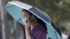 2020年6月19日（星期五），北京一名戴着口罩以阻止新冠状病毒传播的妇女在电话中。