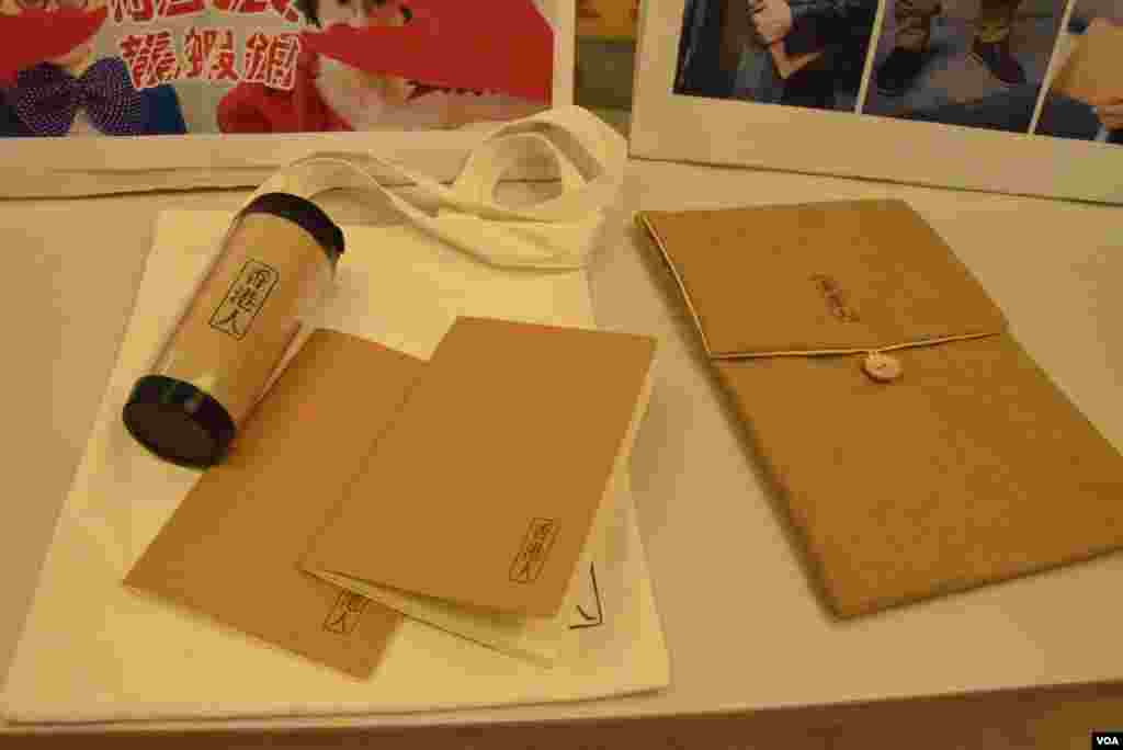 香港公民黨今年的年宵攤位售賣的「香港人」系列產品。(美國之音湯惠芸攝)