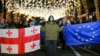 Демонстранты во время митинга протеста у здания парламента в Тбилиси 22 декабря 2024 года. (Фото AP/Зураб Церцвадзе)