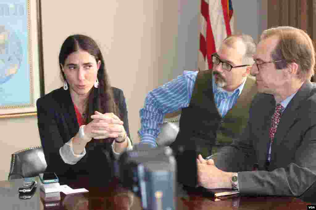Yoani Sánchez explica a David Ensor, director de la VOA la popularidad de la Voz de América y Radio Martí en Cuba.