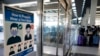 Sebuah poster pengumuman yang memberi informasi tentang penggunaan masker terpasang di Bandara Internasional O'Hare di Chicago, pada 2 Juli 2021. (Foto: AP/Nam Y.Hhuh)
