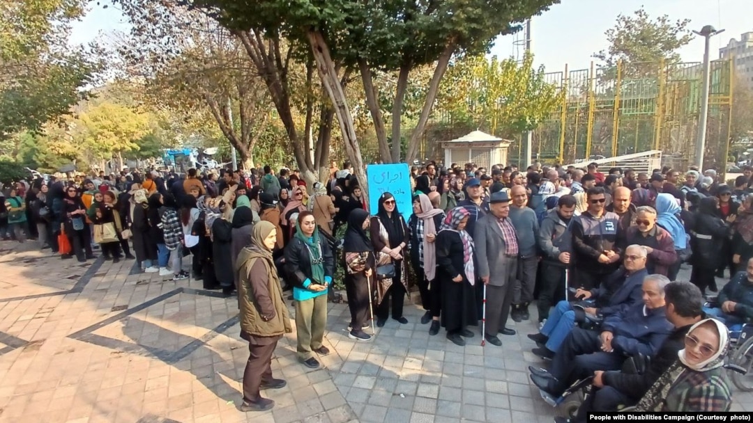 تجمع افراد دارای معلولیت در مقابل سازمان برنامه و بودجه
