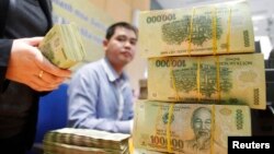 Các vụ mất tiền trong sổ tiết kiệm nhiều tỉ đồng đang làm dân chúng VN hoang mang