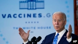 Presiden AS Joe Biden berbicara mengenai vaksinasi COVID-19 setelah berkunjung ke lokasi konstruksi pusat data Microsoft di Elk Grove Village, Illinois, pada 7 Oktober 2021. (Foto: AP/Susan Walsh)
