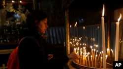 Shamra shamra za sikukuu ya Krismas katika Kanisa la Nativity, lililojengwa katika eneo linalosadikiwa kuwa Yesu Kristo alizaliwa, wakati wa kilele cha Krismas, huko Bethlehem, 2017.