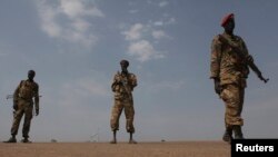 Lực lượng Giải phóng Nhân dân Sudan (SPLA) canh gác tại sân bay ở Malakal, ngày 21/1/2014.
