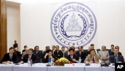 Cambodian staff at the court have not been paid since December, but without new funding, which has not been forthcoming, there is not enough budget to pay them. Around 200 have threatened to boycott work until they are paid.