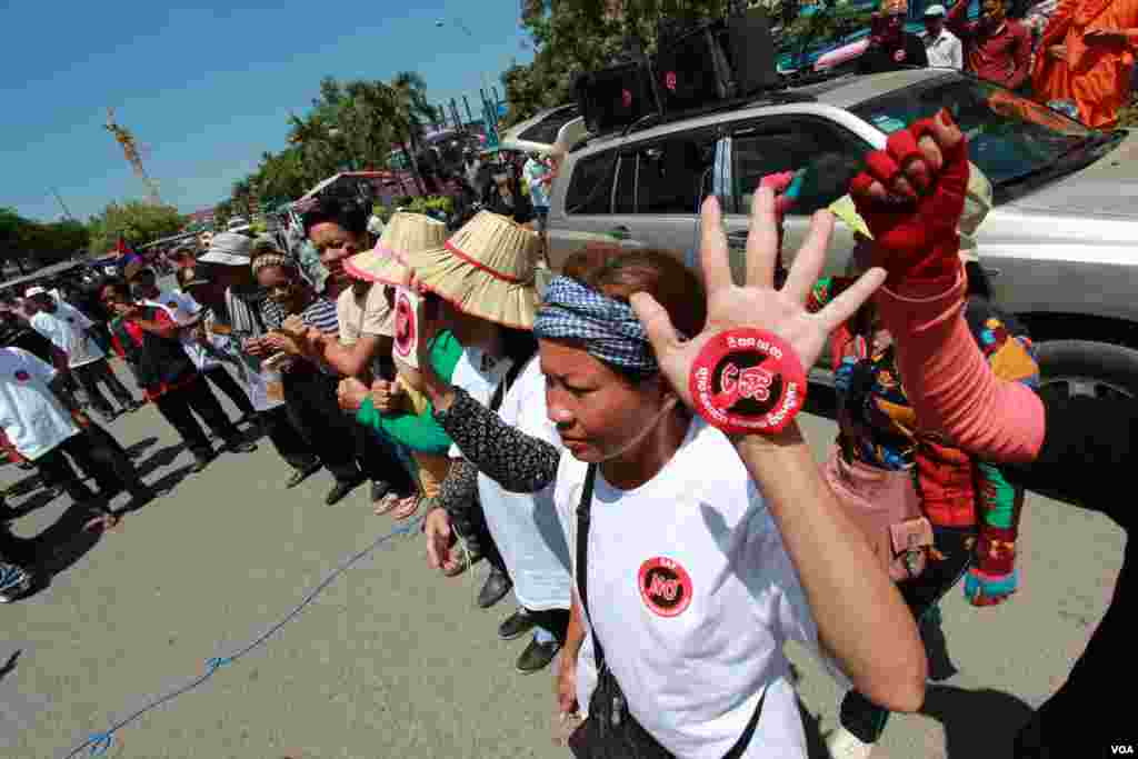 A female activist says "No" to the NGO draft law. (Photo: Nov Povleakhena/VOA Khmer)