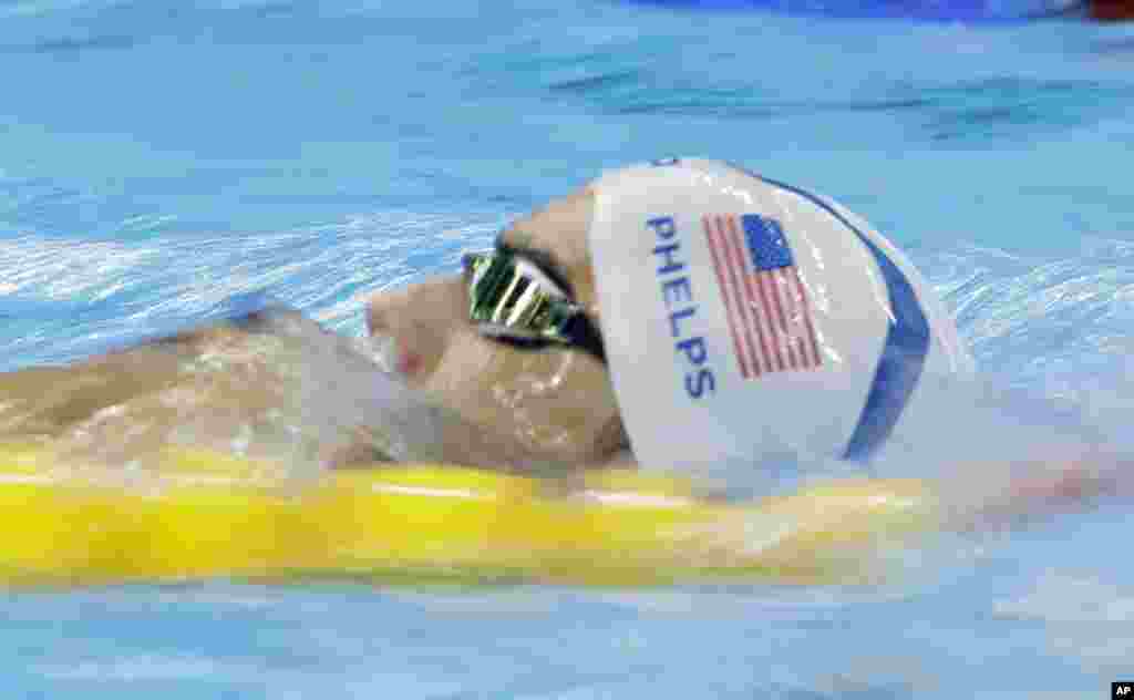 Michael Phelps wa Marekani akiogelea wakati wa mazoezi.