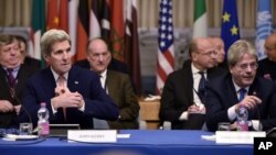 美国国务卿克里（前左）和意大利外长真蒂洛尼（前右）出席在罗马举行的促进叙利亚局势的国际会议（2015年12月13日）。