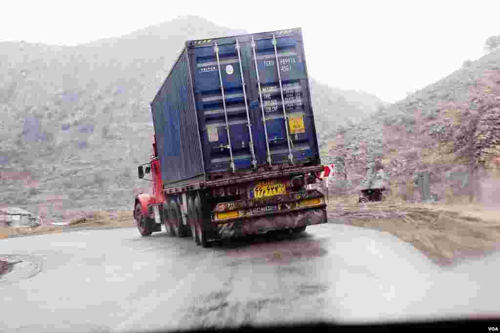 Truk-truk Iran menuju bagian utara Armenia yang merupakan pegunungan dan berangin. (V. Undritz/VOA)