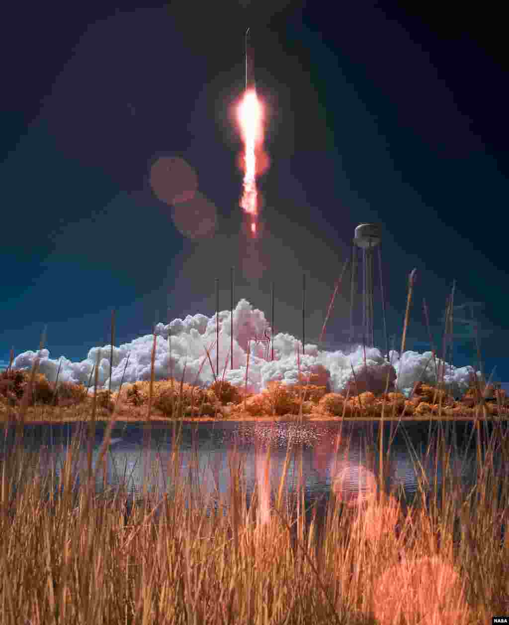 Roket Antares yang membawa kargo untuk Stasiun Antariksa terlihat saat diluncurkan dari Fasilitas Peluncuran NASA, di Wallops, Virginia, AS.