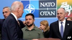 Генсек НАТО Єнс Столтенберґ, президент Сполучених Штатів Джо Байден, президент України Володимир Зеленський і заступник генерального секретаря НАТО Мірча Джоане під час засідання Ради Україна-НАТО у Вільнюсі, Литва, 12 липня 2023 р. AP Photo/Pavel Golovkin