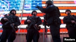 Polisi bersenjata berjaga-jaga di daerah Times Square di kota New York, menyusul serangan maut di Paris (14/11). (Reuters/Stephanie Keith)