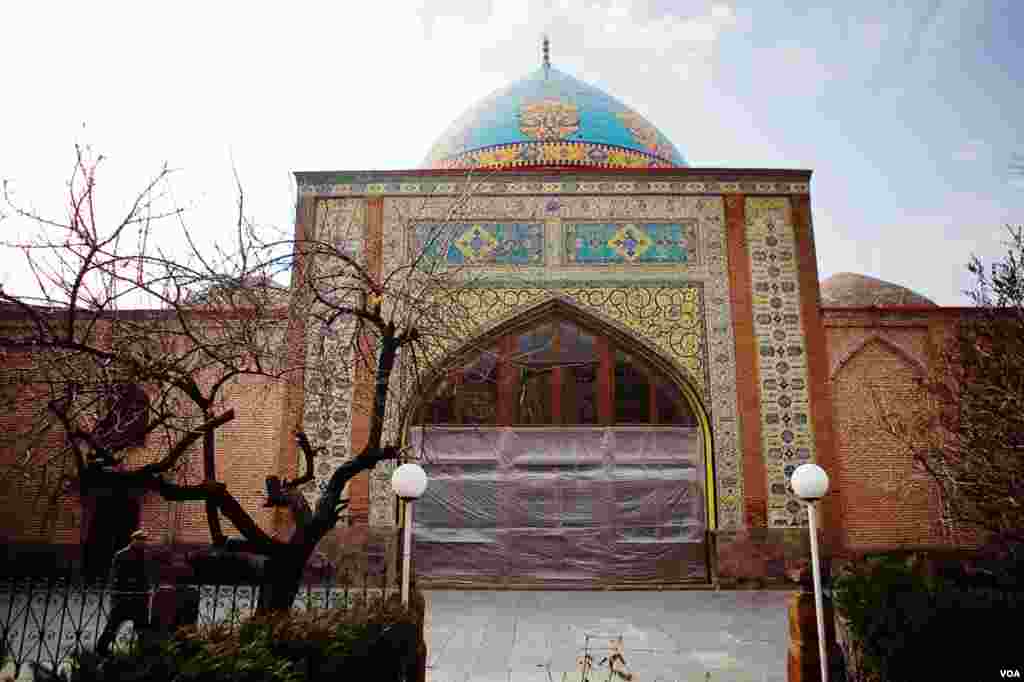 Dengan mayoritas penduduk Kristiani, Armenia hanya memiliki satu masjid, yang disebut "Masjid Iran". Masjid tersebut diperbaiki oleh Iran 15 tahun yang lalu dan menawarkan kursus-kursus dalam Bahasa Persia. (V. Undritz/VOA)