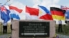Tugu peringatan untuk menghormati korban jatuhnya pesawat MH17 dekat desa Hrabove, kawasan Donetsk, Ukraina, 17 Juli 2019. (REUTERS/Alexander Ermochenko )