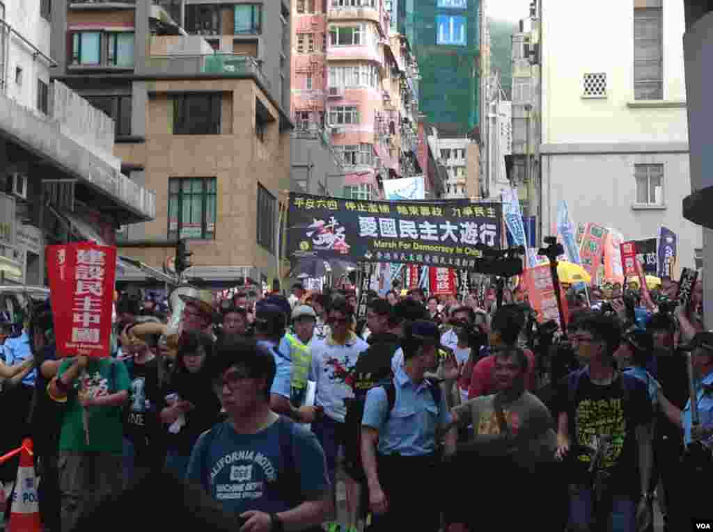 香港支联会举行年度爱国民主大游行(美国之音海彦拍摄)