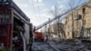 Seorang penyelamat bekerja di lokasi serangan drone Rusia, di tengah serangan Rusia terhadap Ukraina, di Kharkiv, Ukraina, 4 April 2024. (Foto: REUTERS/Yevhen Titov)