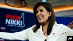 La candidata presidencial republicana, ex embajadora ante la ONU, Nikki Haley, saluda a los votantes en un evento de campaña en el ayuntamiento, el 2 de enero de 2024, en Rye, Nueva Hampshire.