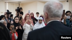 លោក Jeremy Corbyn មេដឹកនាំ​គណបក្ស​ការងារ​ដែល​ជា​គណបក្ស​ប្រឆាំង​នៅ​អង់គ្លេស ជួប​ជាមួយ​នឹង​អ្នក​នៅ​មូលដ្ឋាន​ក្នុង​ព្រះវិហារ Finsbury Park ក្នុង​ក្រុង​ឡុងដ៍ កាលពី​ថ្ងៃទី១៩ ខែមិថុនា ឆ្នាំ២០១៧។