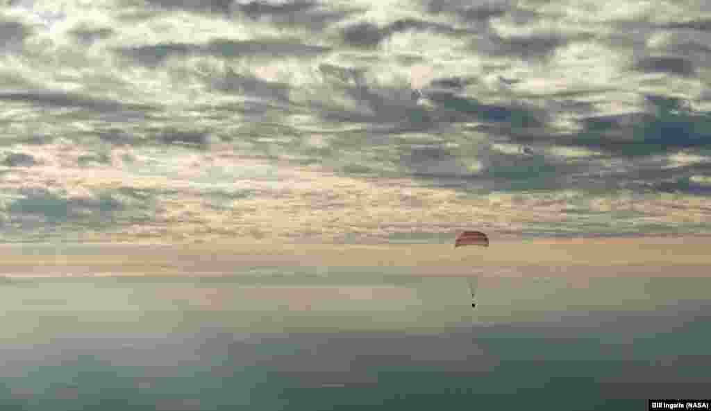 Roket Soyuz MS-01 mendarat di Zhezkazgan, Kazakhstan dengan membawa para astronot Ekspedisi 49 yang telah selesai bertugas di stasiun antariksa internasional (ISS).