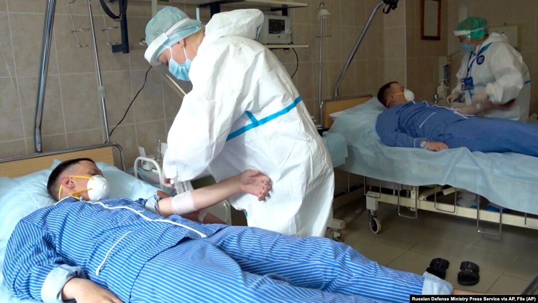 ARHIVA, ILUSTRACIJA - Medicinski radnici zbrinjavaju obolele od koronavirusa u vojnoj bolnici u Budenku, u Rusiji (Foto: AP/Russian Defense Ministry Press Service)