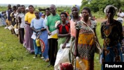Malawians queue for food aid distributed by the United Nations World Food Program in Mzumazi village near the capital, Lilongwe, Feb. 3, 2016. 
