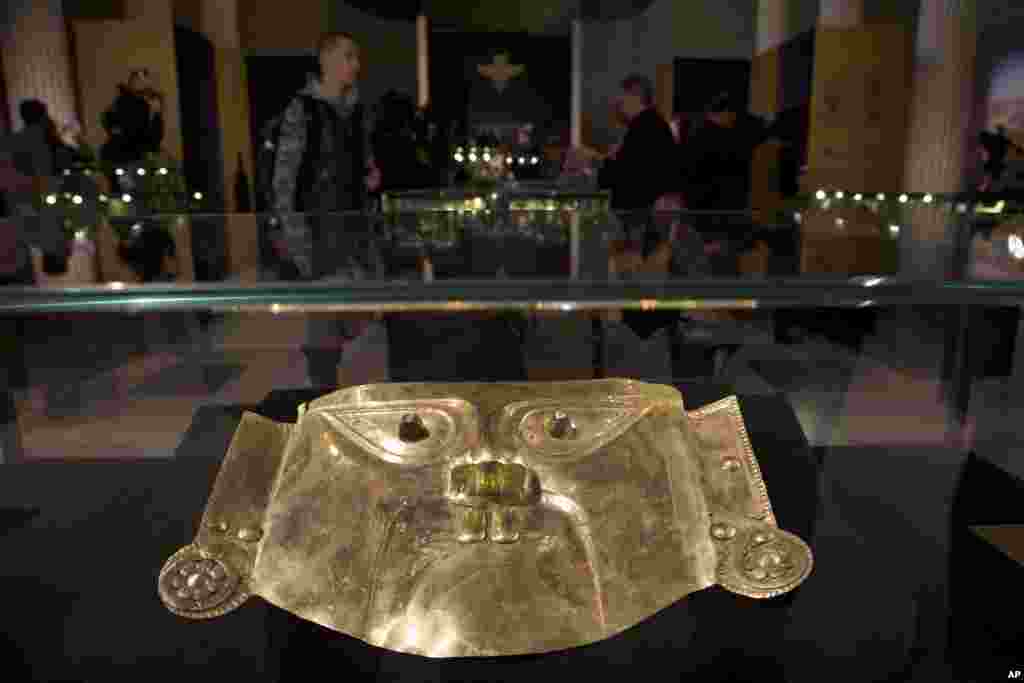 Sebuah topeng kematian terlihat pada layar selama pembukaan pameran '1.000 Tahun Emas suku Inca' di Museum Seni Rupa Pushkin di Moskow, Rusia. Pameran ini menampilkan berbagai peninggalan bersejarah Peru di jaman kejayaan suku Inca beberapa abad yang lalu.