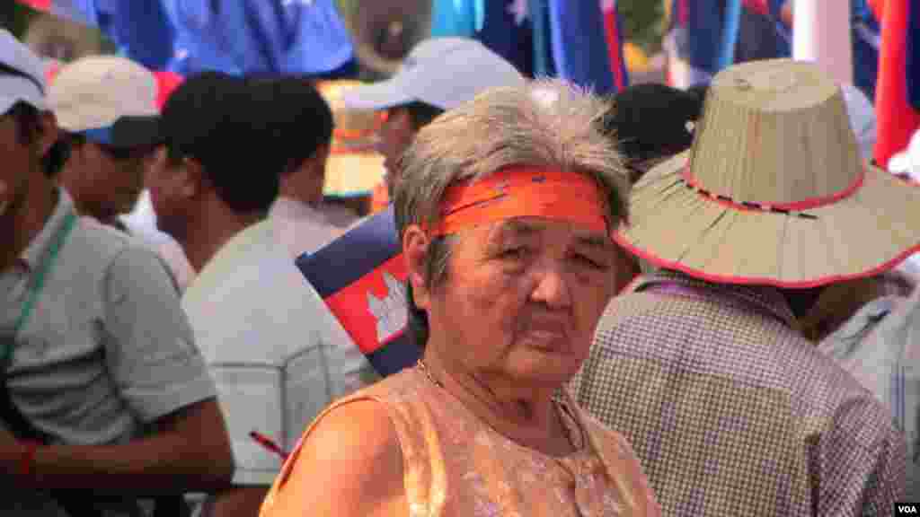 ភូមិមួយនៅក្បែរកំពង់ដ អរិយក្សត្រ ក្នុងឃុំអរិយក្សត្រ ខេត្តកណ្តាលនៃប្រទេសកម្ពុជា នៅថ្ងៃទី២៧ ខែកញ្ញា ឆ្នាំ២០១៤។ (នូវ ពៅលក្ខិណា)