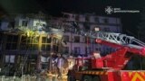 Спасатели работают в разрушенном здании в Кривом Роге, Украина, 5 марта 2025 года. (Фото State Emergency Service of Ukraine in Dnipropetrovsk region/Handout via REUTERS)