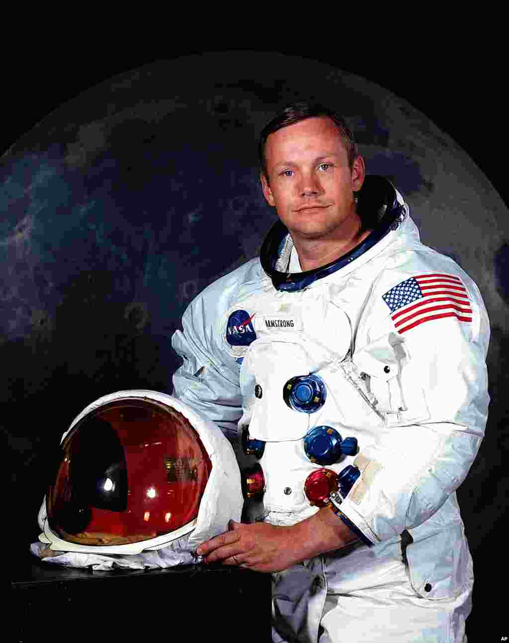 Ảnh của Phi hành gian Armstrong không thấy đề ngày do NASA phổ biến.