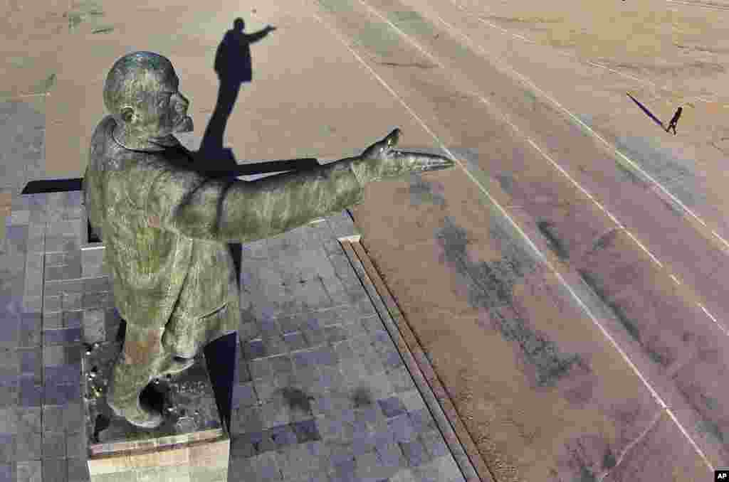 Patung pendiri Uni Soviet Vladimir Lenin di komodrom Baikonur, Kazakhstan.