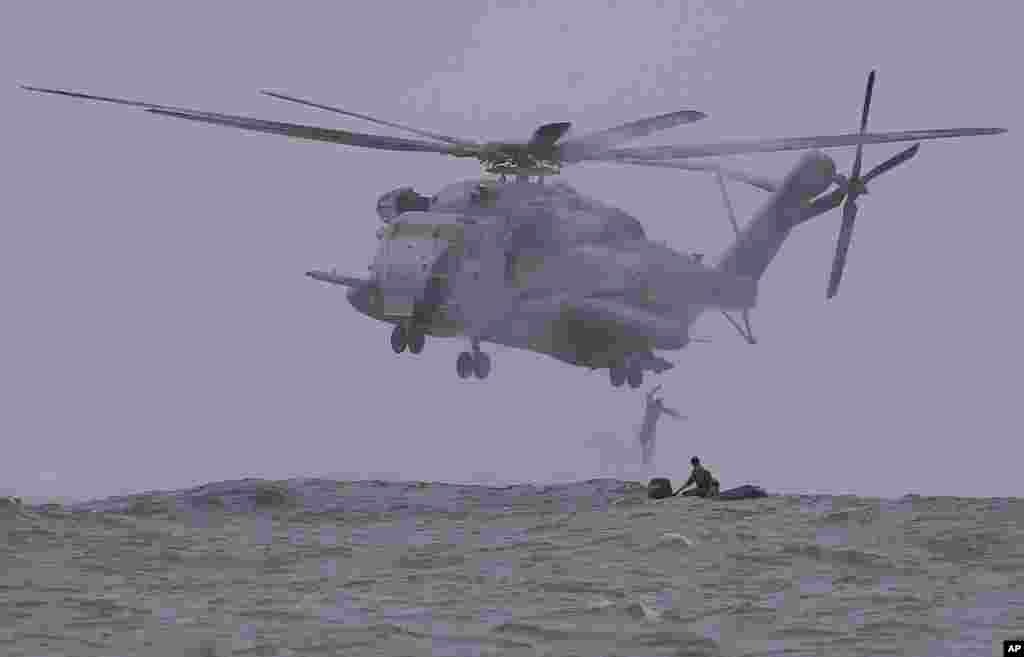 Marinir Filipina dan Korps Marinir Amerika dari Kelompok Siaga Amfibi BOXER Unit Ekspedisi Kelautan ke-13 yang berbasis di Okinawa, Jepang, terjun dari sebuah helikopter CH-53 Super Stallion dalam latihan militer gabungan Pendaratan Amfibi Filipina-Amerika di Ternate, Provinsi Cavite, Filipina Selatan.