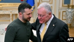 Владимир Зеленский приветствует Кита Келлога в Киеве. 20 февраля 2025 года 