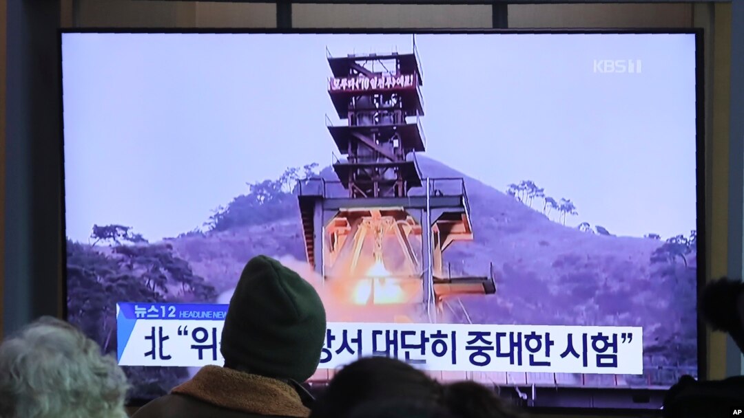 Ljudi gledaju preko televizije fotografi zemaljskog testa motora u Severnoj Koreji, na železničkoj stanici u Seulu, Južna Koreja, 9. decembra 2019.