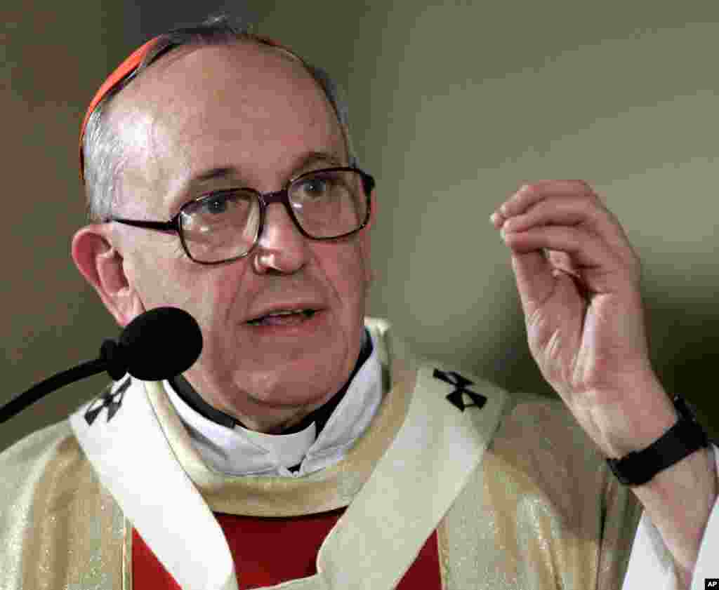 Kardinal Jorge Mario Bergoglio memimpin misa untuk menghormati Paus Yohannes Paulus II di katedral Buenos Aires pada 2005.