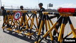 South Korean soldiers patrol on the Grand Unification Bridge leading to the inter-Korean Kaesong Industrial Complex in North Korea, south of the demilitarized zone separating the North from South Korea in Paju, north of Seoul, April 29, 2013.