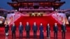 在中国官媒新华社发布的这张照片中，中国国家主席习近平（中）与妻子彭丽媛（右四）于2023年5月18日在中国西安大唐芙蓉园的紫云楼与中亚领导人合影。