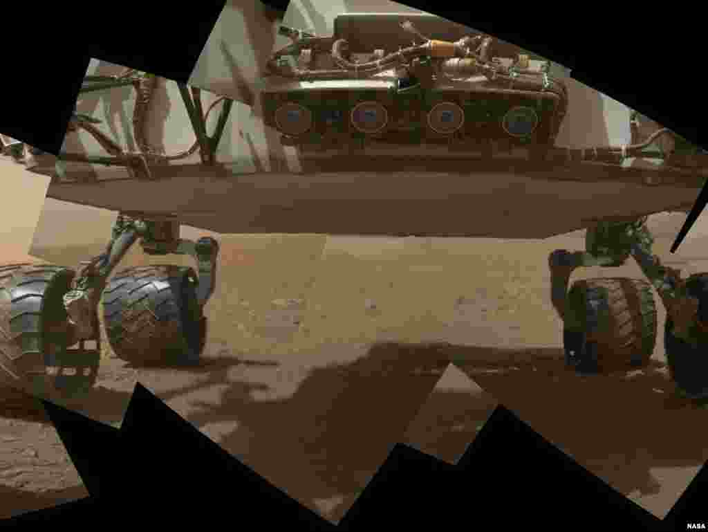 Hình ảnh phần đầu phía trước và gầm của xe thám hiểm Curiosity kết hợp lại từ 9 tấm hình chụp vào ngày 9 tháng 9, 2012.
