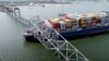 El carguero Dali bajo parte de la estructura colapsada del puente Francis Scott Key en Baltimore, EEUU, el 26 de marzo de 2024. [Foto de la Junta Nacional de Seguridad en el Transporte distribuida por AP].