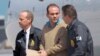 ARCHIVO - El exjefe paramilitar colombiano Salvatore Mancuso es escoltado por agentes de la DEA de Estados Unidos a su llegada a Opa-locka, Florida, el 13 de mayo de 2008. 