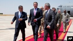 El secretario de Defensa de EE.UU., Ash Carter, junto al ministro de Peshmerga, Mustafa Sayid Qadir, (derecha) y Falah Mustafa, ministro de RR.EE. del gobierno regional del Kurdistán (izquierda) a su llegada a Irbil, Irak, el viernes, 24 de julio de 2015.