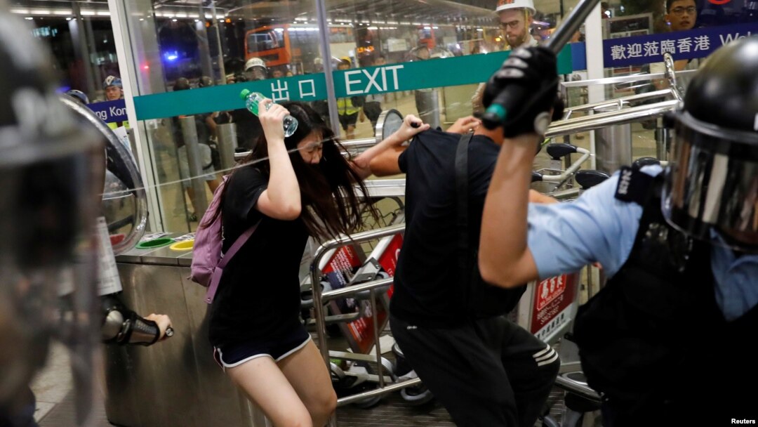 Sukobi policije i demonstranata na aerodromu u Hong Kongu, 13. avgust 2019.