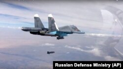 Máy bay Nga ném bom xuống Syria, ngày 9/10/2015. 