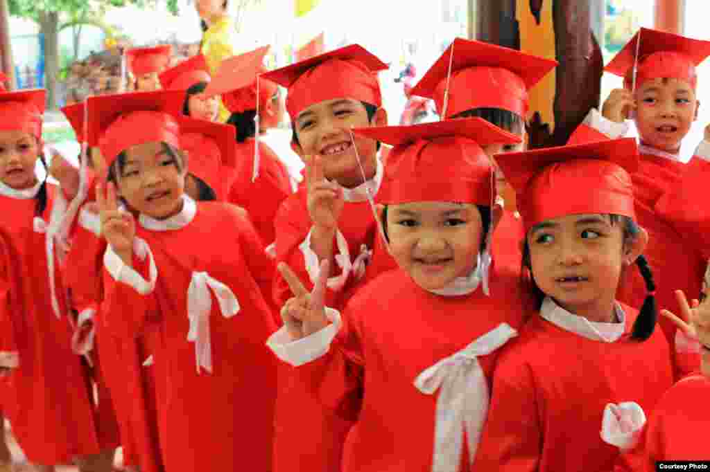 Anak-anak tersenyum ketika difoto pada acara wisuda pra-sekolah di Childhood Kindergarten di Phan Thiet, ibu kota Provinsi Bình Thuận, Vietnam tenggara (foto oleh by Nguyễn Thái Bình/Vietnam/VOA reader).