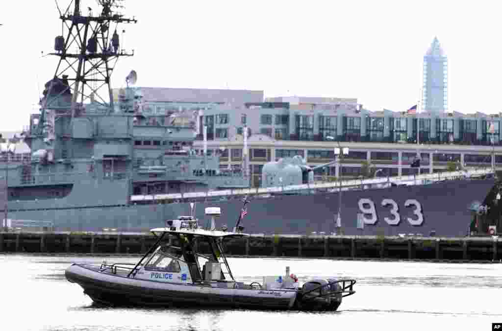 Sebuah perahu polisi melakukan patroli di dekat lokasi penembakan di markas Angkatan Laut AS di Navy Yard, Washington DC.
