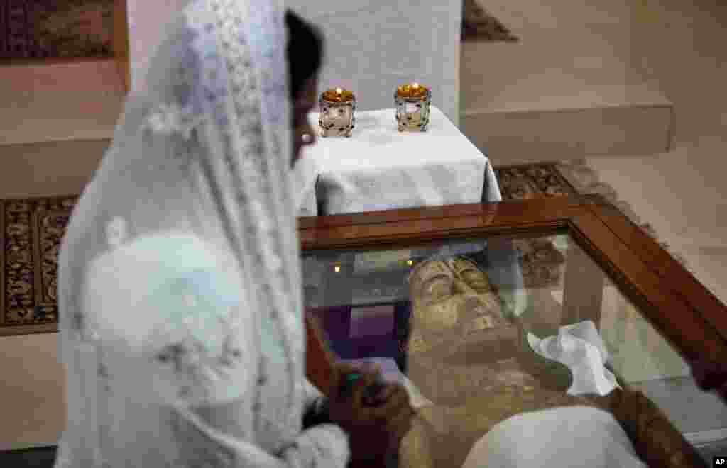 Jemaat berdoa di Gereja Our Lady of Lourdes Church pada perayaan Jumat Agung di Hyderabad, India (29/3). (AP/Mahesh Kumar A.)