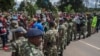 Des manifestants défilent devant les forces de sécurité à Lilongwe, le 27 avril 2018.